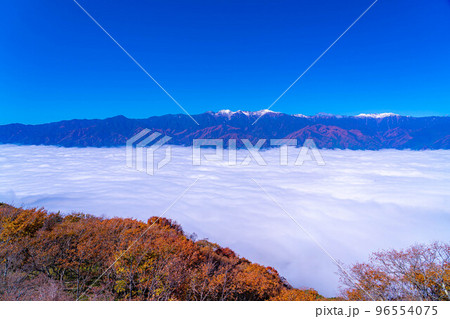 【雲海素材】秋の陣馬形山から眺める伊那谷の雲海【長野県】 96554075