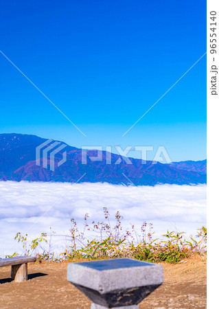 【雲海素材】秋の陣馬形山から眺める伊那谷の雲海【長野県】 【雲海素材】秋の陣馬形山から眺める伊那谷の雲海【長野県】 96554140