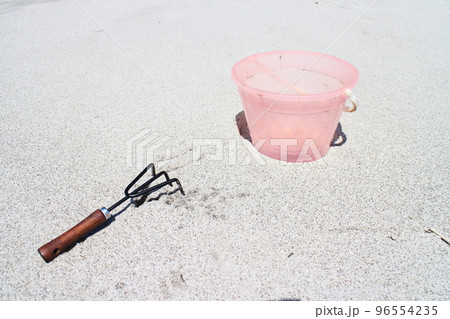 熊手とピンク色のバケツ 96554235