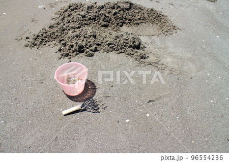 砂浜で潮干狩りを楽しむ風景 96554236