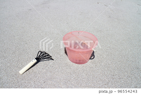 バケツとクマ手が置いてある砂浜 バケツとクマ手が置いてある砂浜 96554243