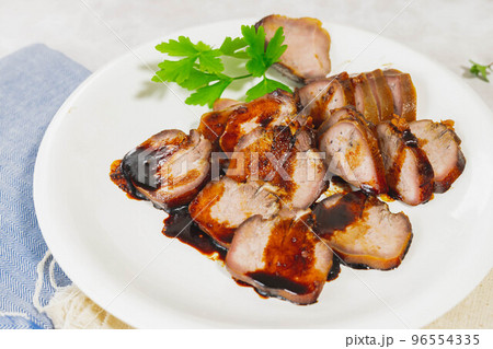 スライスした煮豚タン 96554335