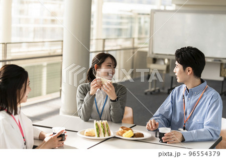 楽しくランチする若い男女 96554379