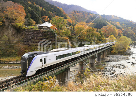 紅葉の大糸線を走る「特急あずさ」 96554390