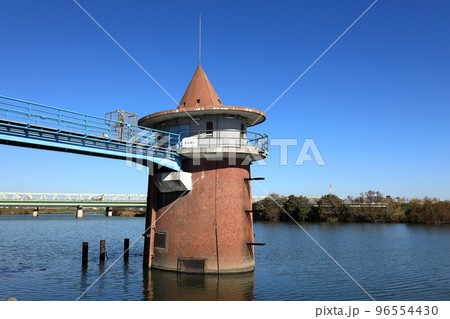 江戸川にある東京都水道局金町浄水場の第2取水塔 江戸川にある東京都水道局金町浄水場の第2取水塔 96554430