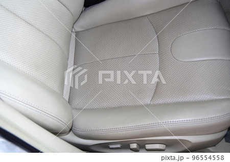 高級乗用車の明るいベージュ色の本革シート 高級乗用車の明るいベージュ色の本革シート 96554558
