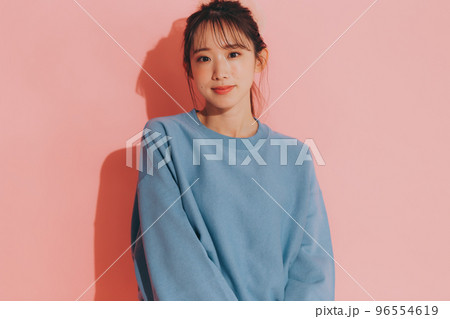 韓国風の若い女性の写真 韓国風の若い女性の写真 96554619