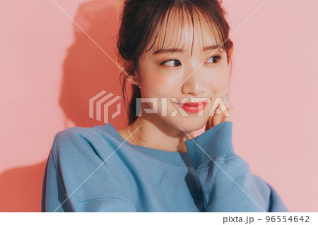 韓国風の若い女性の写真 韓国風の若い女性の写真 96554642