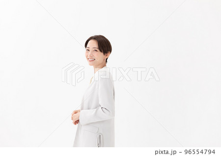 ビジネス　女性　振り向く　白バック 96554794