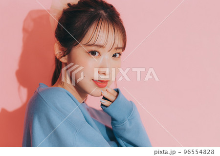 韓国風の若い女性の写真 韓国風の若い女性の写真 96554828