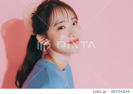 韓国風の若い女性の写真 96554834