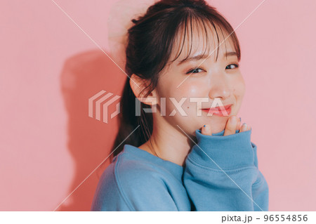 韓国風の若い女性の写真 96554856