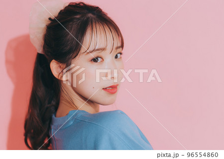 韓国風の若い女性の写真 96554860