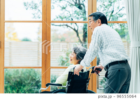 老々介護 96555064