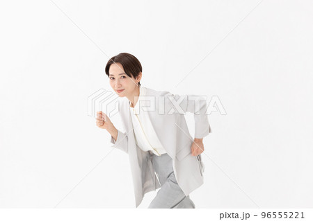走る女性　白バック 96555221