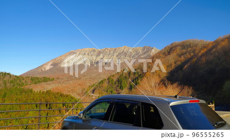 鳥取県鍵掛峠展望台駐車場と大山2 96555265