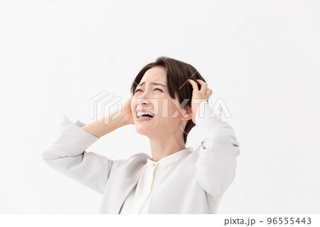 頭を抱える女性　白バック 96555443