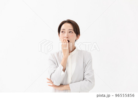 驚く　女性　白バック 96555856