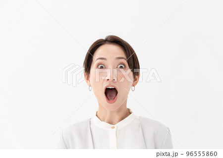 驚く　女性　白バック 96555860