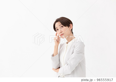 悩む女性　白バック 96555917