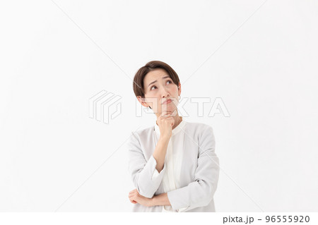 悩む女性　白バック 96555920
