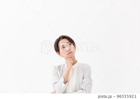悩む女性 白バック 悩む女性 白バック 96555921