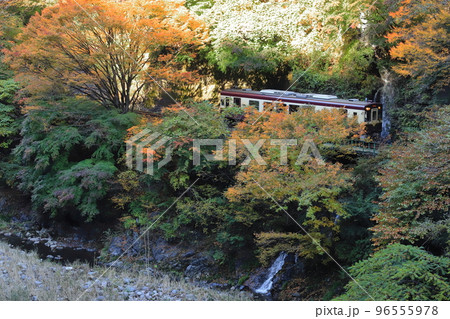 わたらせ渓谷鐵道「山奥の滝を渡る鉄橋を走る列車」 96555978