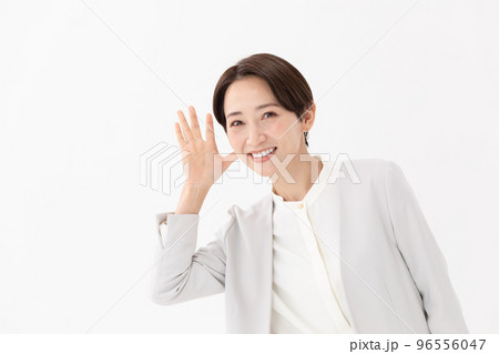 聞く　女性　白バック 96556047