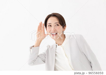 聞く　女性　白バック 96556050