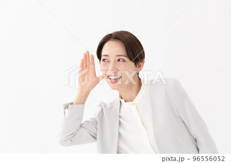 聞く　女性　白バック 96556052