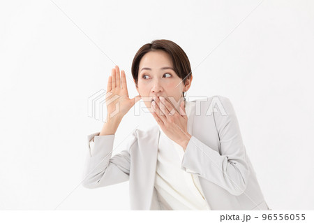 聞く　女性　白バック 96556055