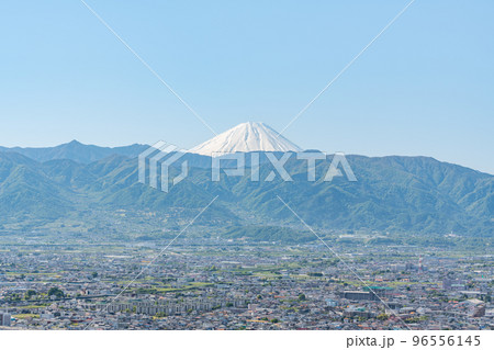 山梨県甲府市　愛宕山スカイラインから望む富士山と甲府市の街並み 96556145