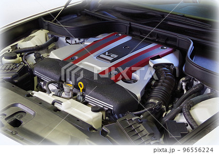 V型6気筒ガソリンエンジンを搭載した乗用車のエンジンルーム（イラスト風） 96556224