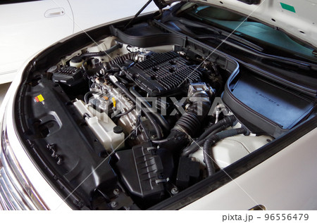 大排気量自然吸気V型6気筒ガソリンエンジンを縦置きに搭載した後輪駆動車のエンジンルーム 96556479