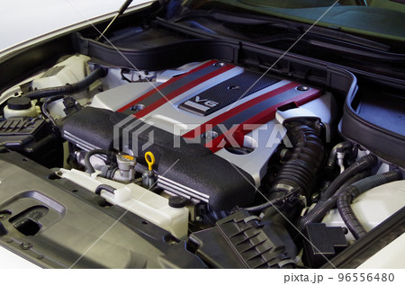 V型6気筒ガソリンエンジンを縦置きに搭載した後輪駆動車のエンジンルーム 96556480
