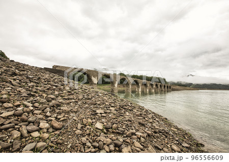 糠平湖に浮かぶタウシュベツ川橋梁 糠平湖に浮かぶタウシュベツ川橋梁 96556609