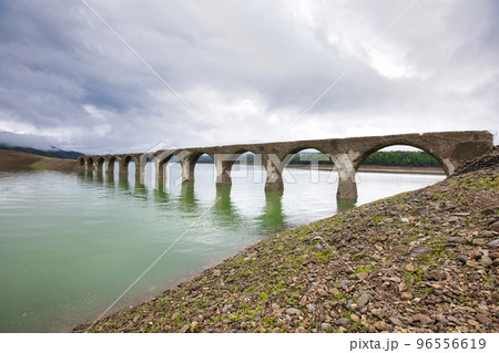 糠平湖に浮かぶタウシュベツ川橋梁 糠平湖に浮かぶタウシュベツ川橋梁 96556619