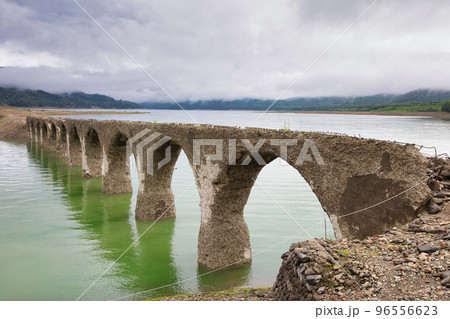 糠平湖に浮かぶタウシュベツ川橋梁 糠平湖に浮かぶタウシュベツ川橋梁 96556623