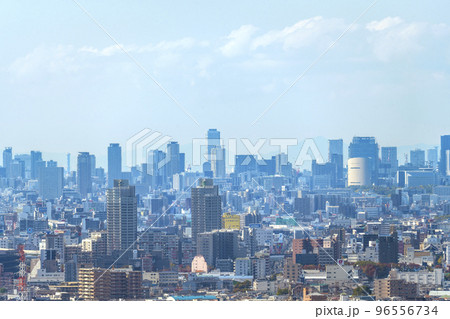 大阪・上石切町　急勾配の坂道から見下ろす大阪市内のビル群 96556734