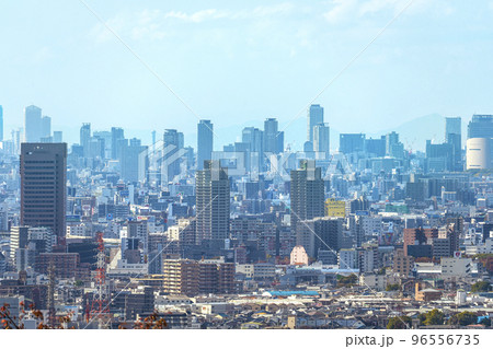 大阪・上石切町　急勾配の坂道から見下ろす大阪市内のビル群 96556735