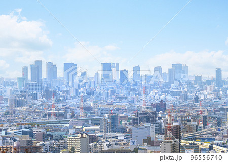 大阪・上石切町 急勾配の坂道から見下ろす大阪市内のビル群 大阪・上石切町 急勾配の坂道から見下ろす大阪市内のビル群 96556740