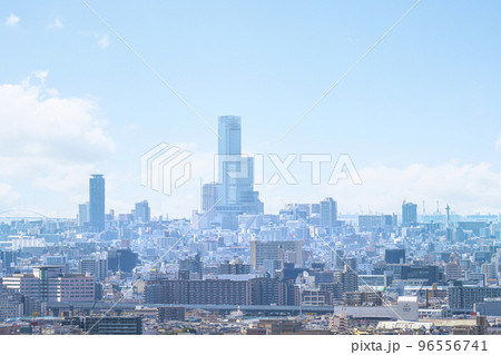 大阪・上石切町　急勾配の坂道から見下ろす大阪市内のビル群 96556741