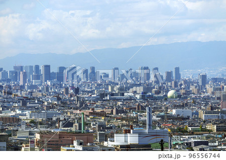 大阪・上石切町　急勾配の坂道から見下ろす大阪市内のビル群 96556744