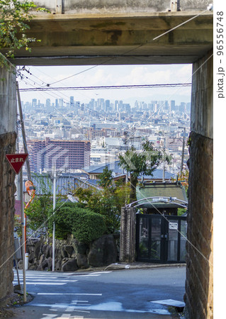大阪・上石切町　急勾配の坂道から見下ろす大阪市内のビル群 96556748
