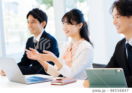商談をするビジネスチーム　 96556847