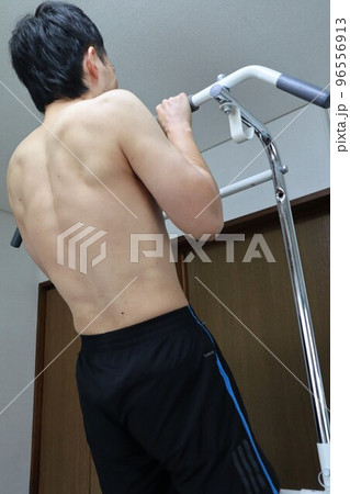 裸で懸垂をする人物 裸で懸垂をする人物 96556913
