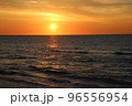 海に沈む夕日 96556954