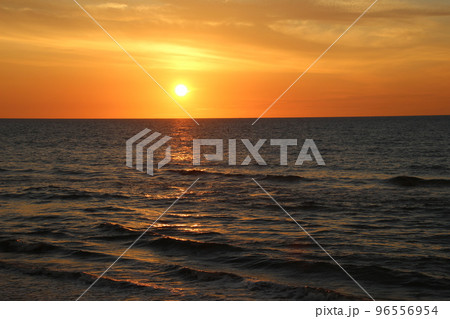 海に沈む夕日 海に沈む夕日 96556954