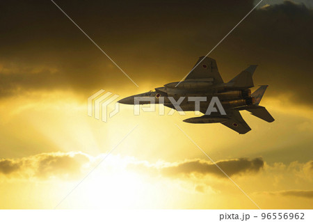 夕焼けと戦闘機 96556962