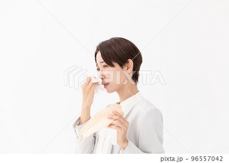 花粉症　マスク　ティッシュで拭く女性　白バック 96557042